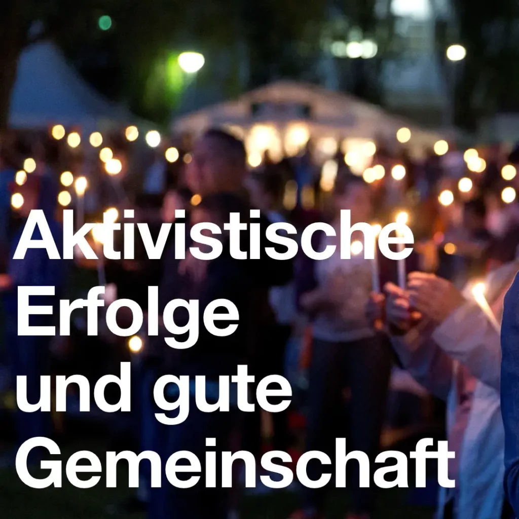 Das Bild zeigt im Hintergrund ein größere Menge von Menschen, die in der Abendstimmung brennende Kerzen halten. Text: Aktivistische Erfolge und gute Gemeinschaft.