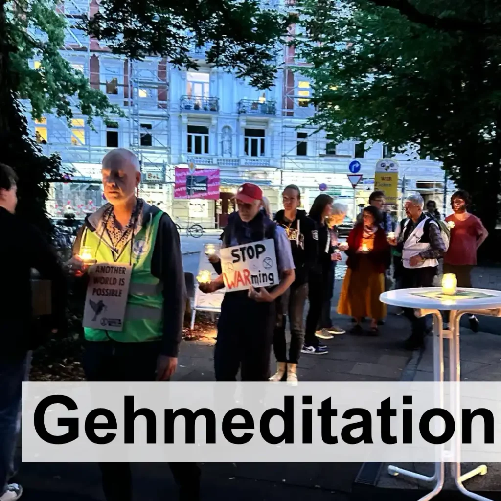 Das Bild zeigt Teilnehmende an einer Gehmeditation, mit Kerzen in der Hand.