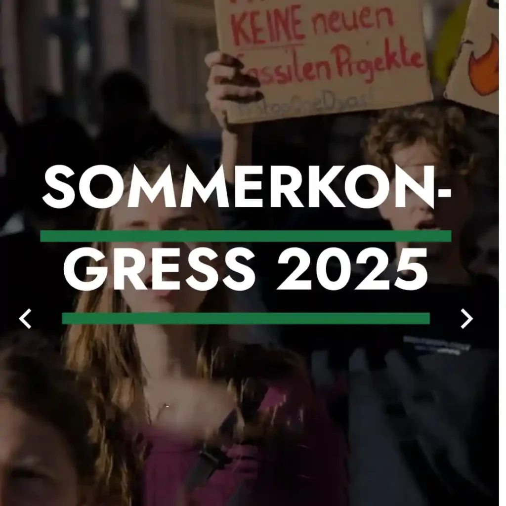 Im abgedunkelten Hintergrund, sind Transparente, Schilder und Menschen zu sehen. Text: “Sommerkongress 2025".