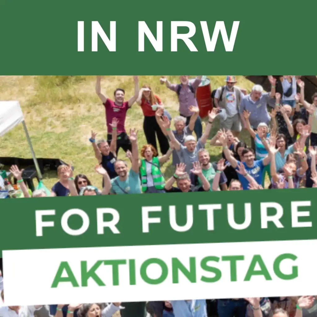 Das Bild zeigt eine Gruppe von Menschen, die freundlich nach oben in die Kamera schauen und mit emporgestrebten Armen winken. Text: In NRW. For Future Aktionstag.