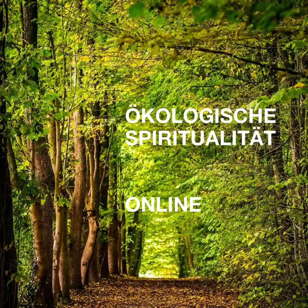 Das Bild zeigt einen laubbedeckten Weg durch einen Wald, grünes Blattwerk, das von Sonnenlicht geflutet leuchtet. Text: "Ökologische Spiritualität" und "Online".